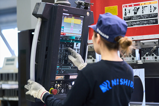 写真:製缶加工の様子